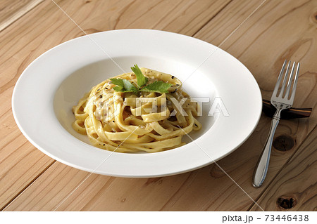 三つ葉が乗っているトリュフクリームの平打ちパスタとフォーク 三つ葉が乗っているトリュフクリームの平打ちパスタとフォーク 73446438