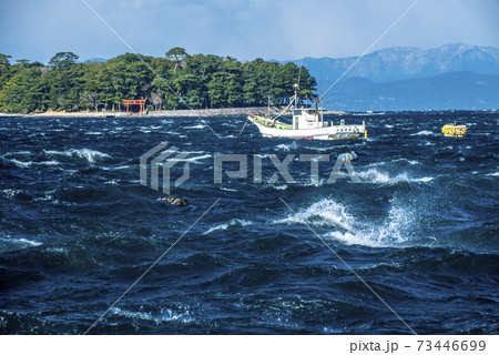 強風波浪警報下の静岡県沼津市戸田漁港 波に弄ばれる漁船の写真素材 強風波浪警報下の静岡県沼津市戸田漁港 波に弄ばれる漁船の写真素材