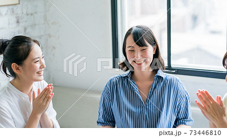 女子会のお祝いされる女性 女子会のお祝いされる女性 73446810