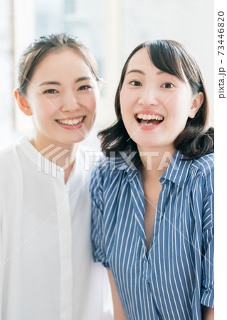 20代の姉妹 73446820