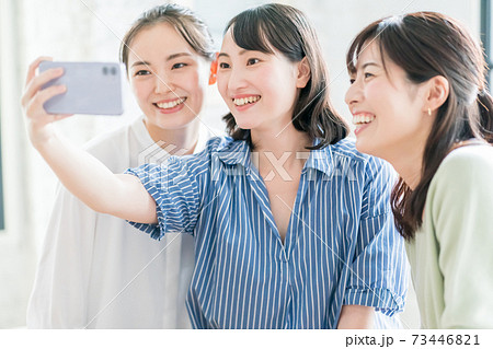 3人で自撮り 73446821