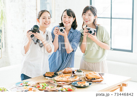 ホームパーティー女子会の写真素材