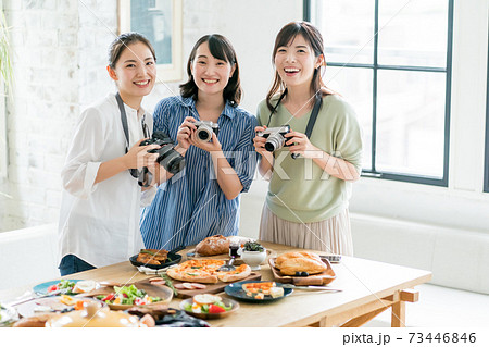 ホームパーティー女子会の写真素材