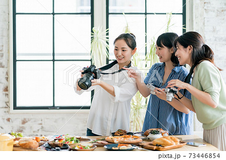 ホームパーティー女子会の写真素材