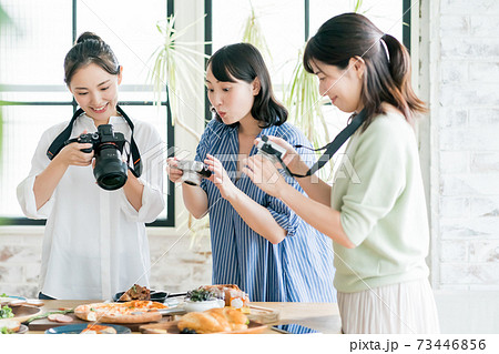 ホームパーティー女子会の写真素材