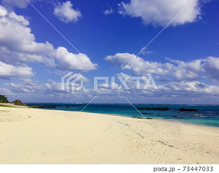 【南の島】与論島の青い海と白い砂浜 73447033