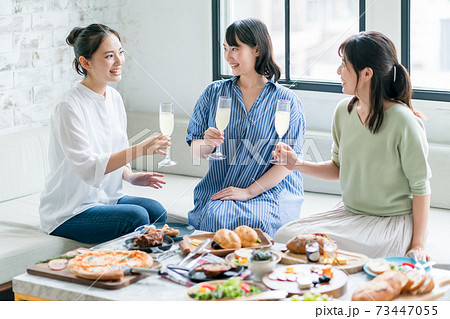 おうち女子会の写真素材