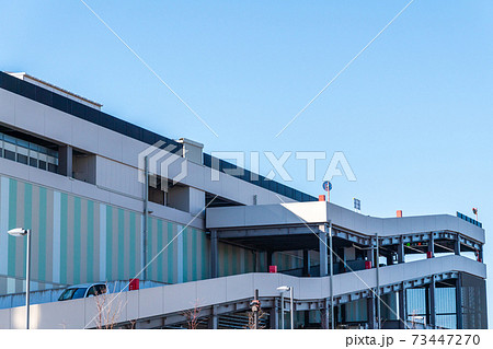 ショッピングモールの屋上駐車場 73447270