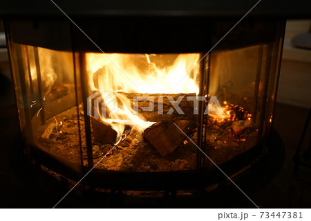 薪ストーブの炎 73447381