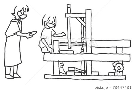 奄美大島紬の体験イラスト　機織りしている女性と教える女性 73447431