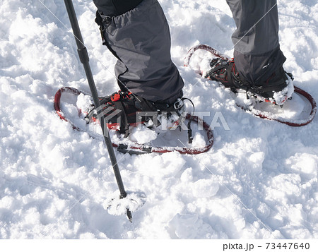 雪山でアイゼン・ワカン （かんじき）を装着して歩く男性登山者の写真素材 [73447640] - PIXTA