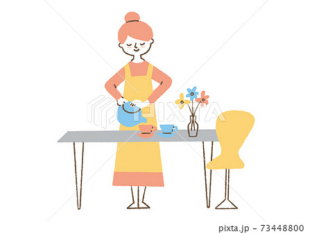 お茶を入れる女性 お茶を入れる女性 73448800