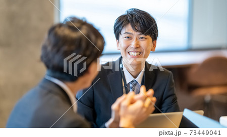 ビジネス 男性 カフェ 面談 ビジネス 男性 カフェ 面談 73449041
