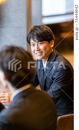 ビジネス　男性　カフェ　面談 73449042