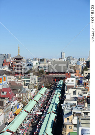 にぎわう浅草　雷門と仲見世 73449208