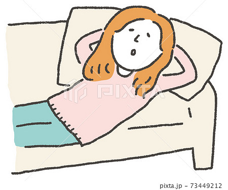 ソファーに横たわって息抜きをしている女性のゆるいイラストのイラスト素材