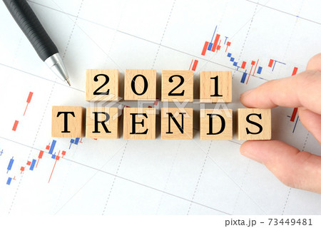 2021年の株価のトレンドを表す文字ブロックとビジネスマンの手 2021年の株価のトレンドを表す文字ブロックとビジネスマンの手 73449481