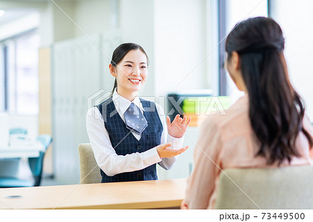 若い女性の相談を受けるビジネスウーマン 73449500