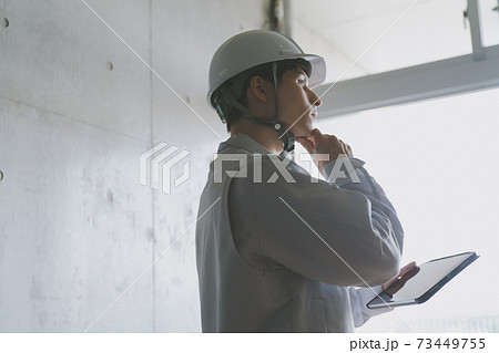 建設現場でタブレット 73449755