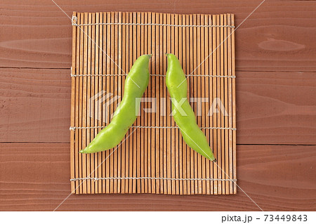 八の字に置かれたそら豆 そら豆 品種名 初姫 の写真素材