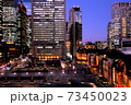 東京駅舎と丸の内側の夜景 73450023