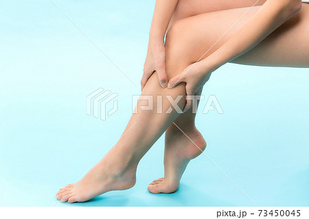脹脛をマッサージする女性	 73450045