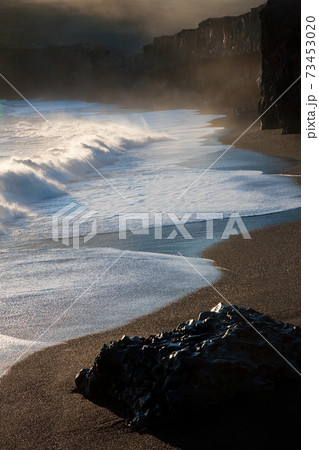 Black beach and wave, near Vik, Iceland 73453020