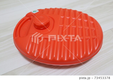昔ながらのオレンジ色をしたレトロな湯たんぽ 昔ながらのオレンジ色をしたレトロな湯たんぽ 73453378