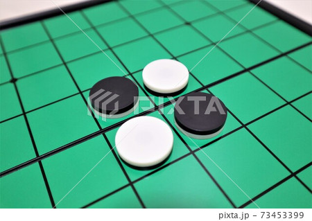 スタート位置にセットされたオセロ 73453399