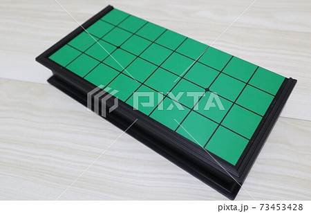 半分に折り畳んでオセロの駒を中に収納した後 半分に折り畳んでオセロの駒を中に収納した後 73453428