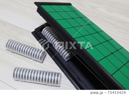 半分に折り畳んで中にオセロのマグネットを収納 半分に折り畳んで中にオセロのマグネットを収納 73453429