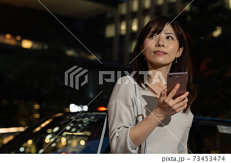 夜の街を歩くビジネスウーマン・帰宅・夜勤・残業イメージ 夜の街を歩くビジネスウーマン・帰宅・夜勤・残業イメージ 73453474