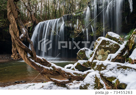 冬の鍋ケ滝の氷と雪の冬景色 73455263