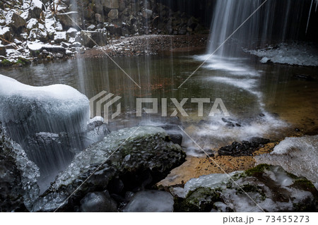 冬の鍋ケ滝の氷と雪の冬景色 冬の鍋ケ滝の氷と雪の冬景色 73455273