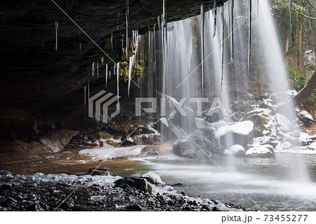 冬の鍋ケ滝の氷と雪の冬景色 73455277