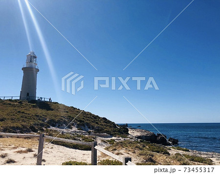 ロットネスト島の白いワジャマップ灯台と海 ロットネスト島の白いワジャマップ灯台と海 73455317
