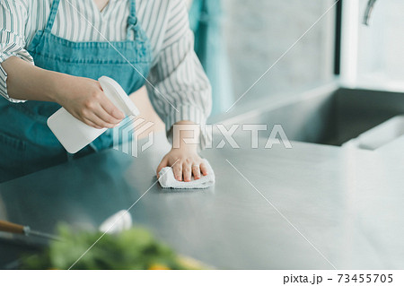 キッチンの除菌をする主婦 73455705