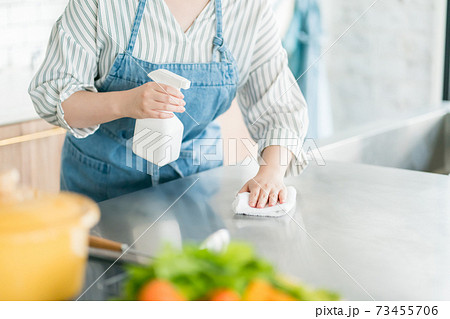 キッチンの除菌をする主婦 73455706