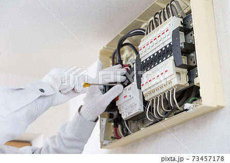 電気工事 配電盤 作業員 電気工事 配電盤 作業員 73457178