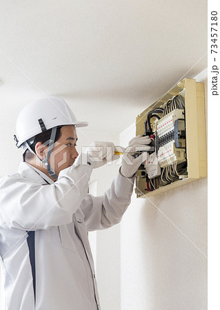電気工事 配電盤 作業員 電気工事 配電盤 作業員 73457180