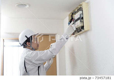 電気工事 配電盤 作業員 電気工事 配電盤 作業員 73457181