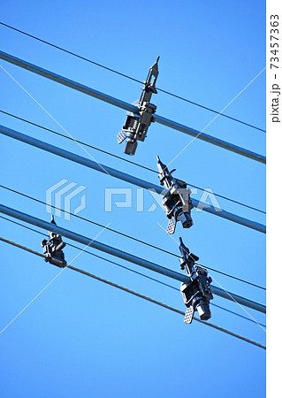 電線に取り付けられた鳥よけの写真素材