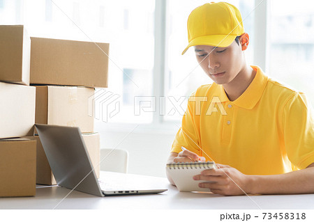 Delivery man 73458318