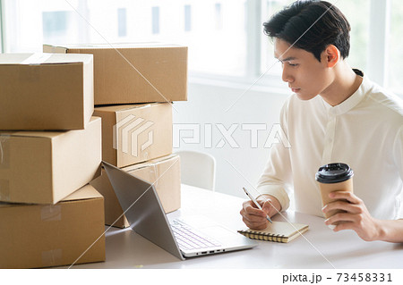 Businessman working 73458331