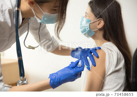 Close up doctor or nurse giving vaccine to patient using the syringe injected in hospital Close up doctor or nurse giving vaccine to patient using the syringe injected in hospital 73458655