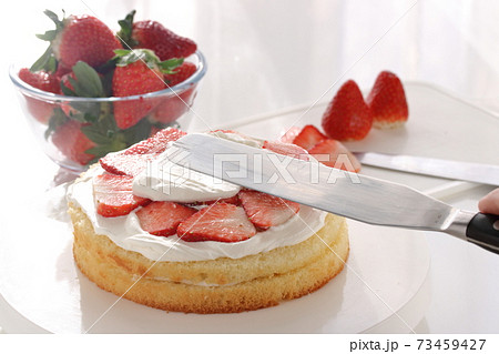苺のショートケーキを作る 苺のショートケーキを作る 73459427