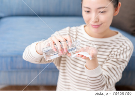 若い女性 ビューティー フェイスケア 若い女性 ビューティー フェイスケア 73459730