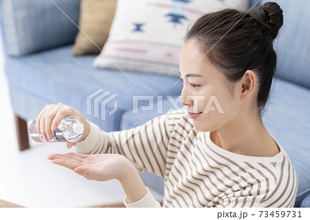 若い女性　ビューティー　フェイスケア 73459731
