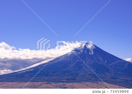 雪化粧する富士山（杓子山から） 73459899