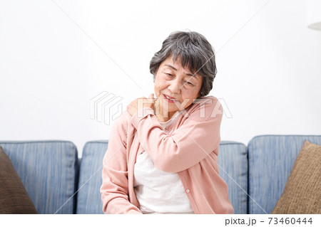 シニア女性　肩こり 73460444